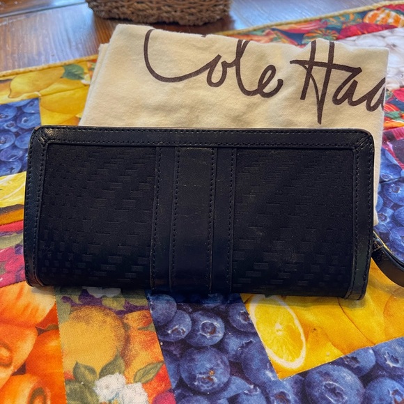 Previously loved Cole Haan drawstring bucket bag + wallet combo - Picture 11 of 14